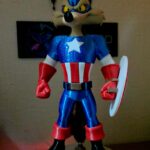 Coiote Fantasiado de Capitão América